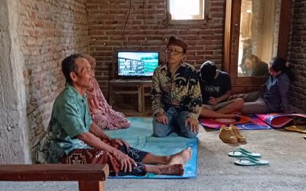 Wujud Solidaritas, Kades Jajar Jenguk Ketua RT Pasca Operasi
